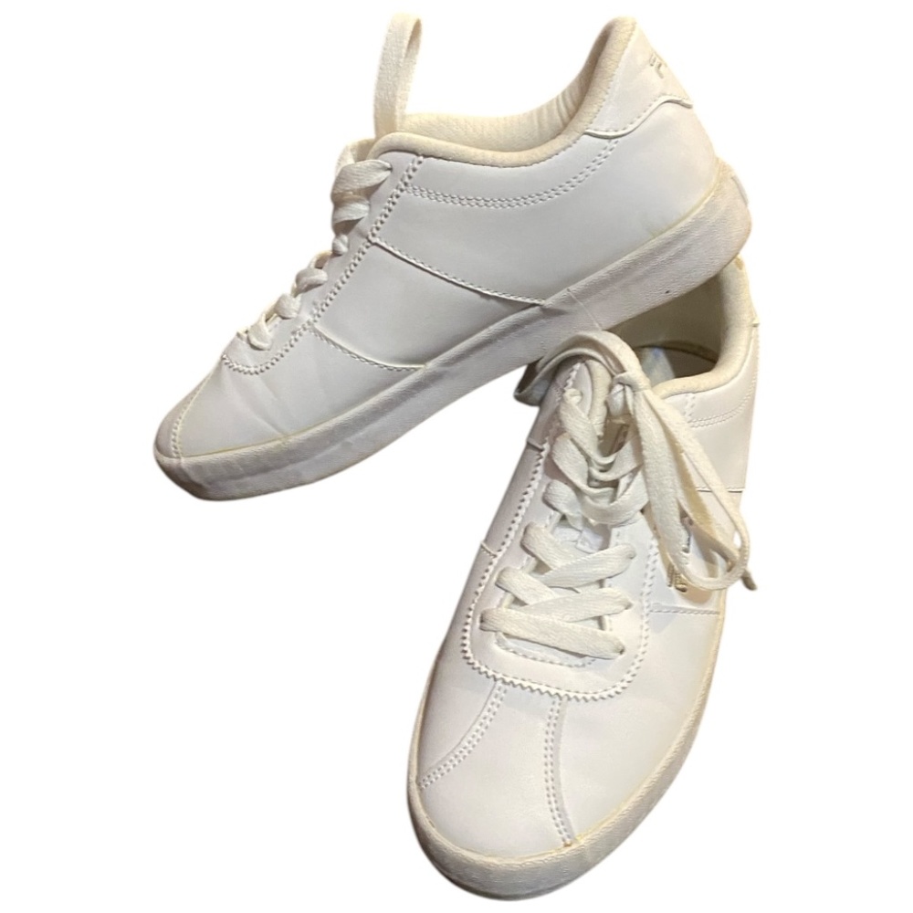 Fila. White sneaker. Sz 6